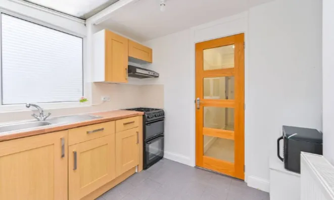 Недвижимость Бреймар Авеню, Ниисден, Лондон: 1