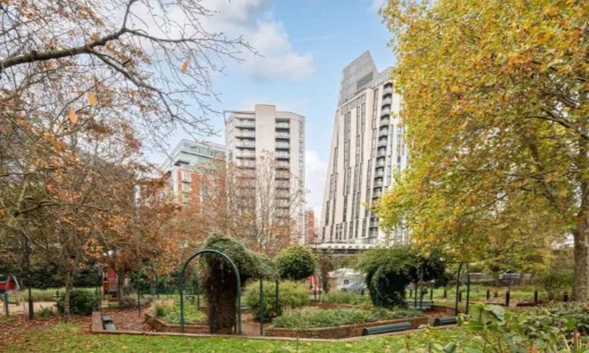 Недвижимость Саламанкская площадь: 10