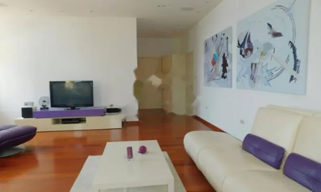 Недвижимость Трехкомнатная квартира в Центре: 40