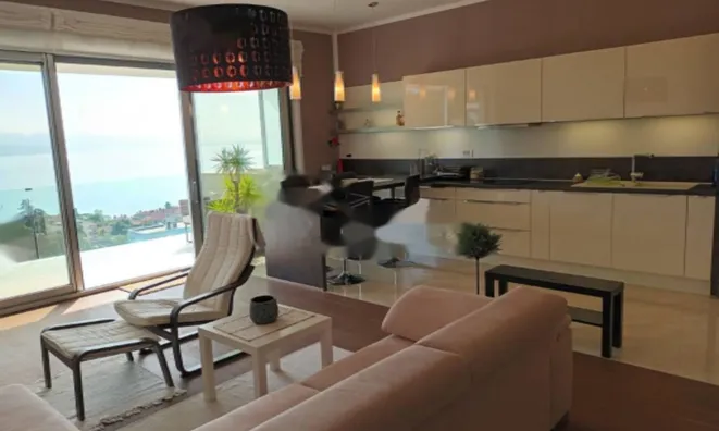 Недвижимость Трехкомнатная квартира в центре: 2