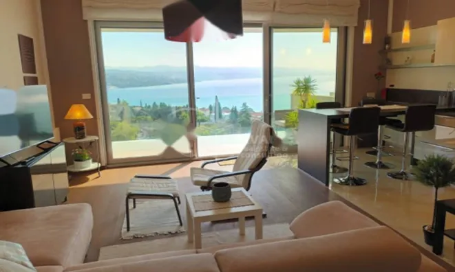 Недвижимость Трехкомнатная квартира в центре: 4