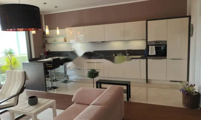 Недвижимость Трехкомнатная квартира в центре: 8