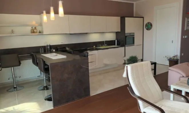 Недвижимость Трехкомнатная квартира в центре: 9