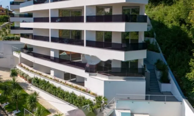 Недвижимость Четырехкомнатная квартира, центр: 3