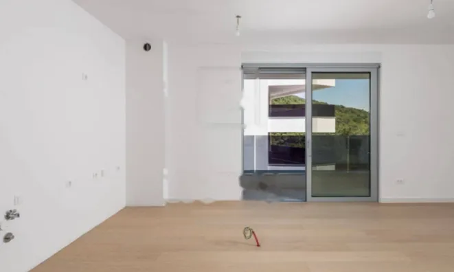 Недвижимость Трехкомнатная квартира в центре: 1