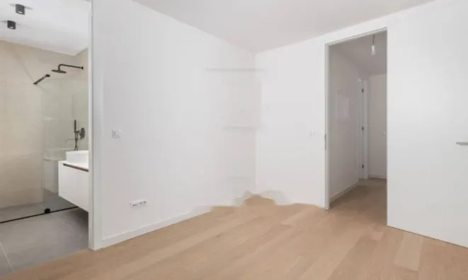 Недвижимость Трехкомнатная квартира в центре: 10