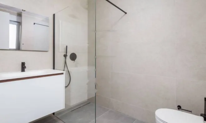 Недвижимость Трехкомнатная квартира в центре: 17