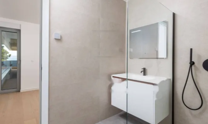 Недвижимость Трехкомнатная квартира в центре: 18