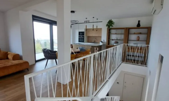 Недвижимость Трёхкомнатная квартира, Ика: 4