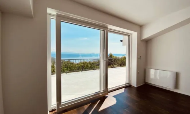 Недвижимость Трехкомнатная квартира, Запад: 1