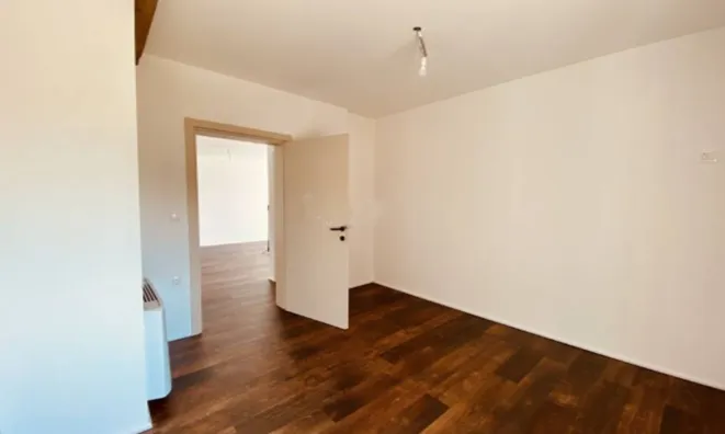 Недвижимость Трехкомнатная квартира, Запад: 10