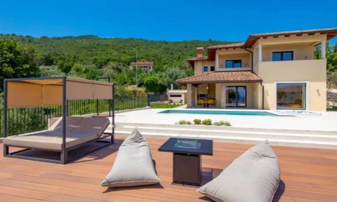 Недвижимость Семейный дом 200 м², Центр: 33