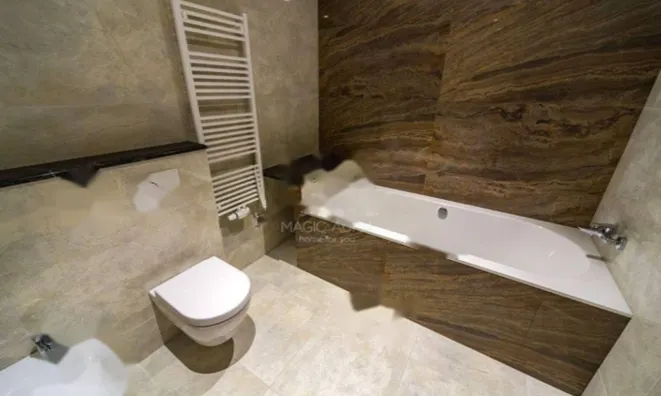 Недвижимость Трехкомнатная квартира в центре: 16