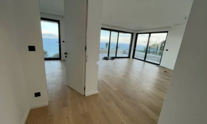 Недвижимость Трехкомнатная квартира Центр: 26