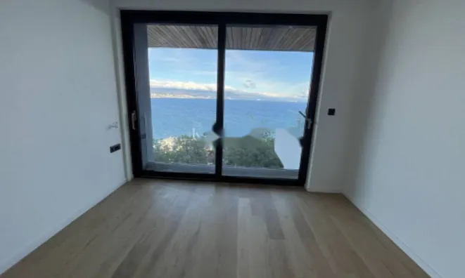 Недвижимость Трехкомнатная квартира Центр: 29