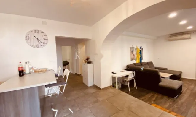 Недвижимость Трехкомнатная квартира, центр: 3