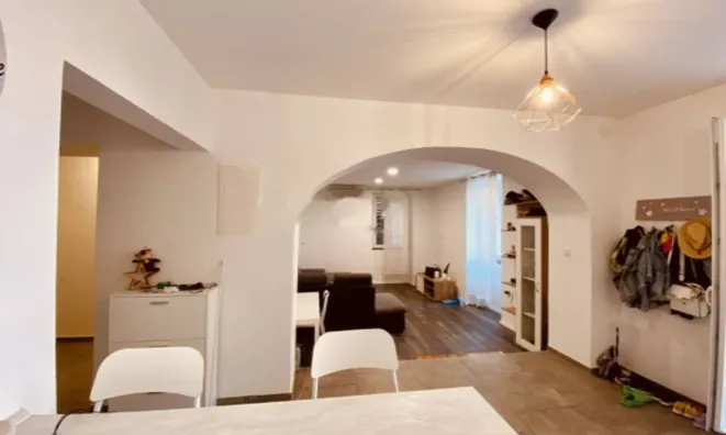 Недвижимость Трехкомнатная квартира, центр: 4