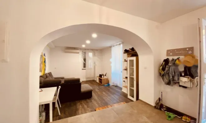 Недвижимость Трехкомнатная квартира, центр: 5