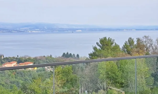 Недвижимость Трехкомнатная квартира в центре: 3