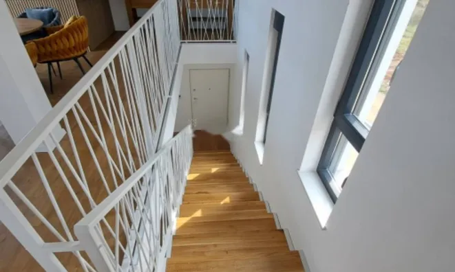 Недвижимость Трехкомнатная квартира в центре: 6