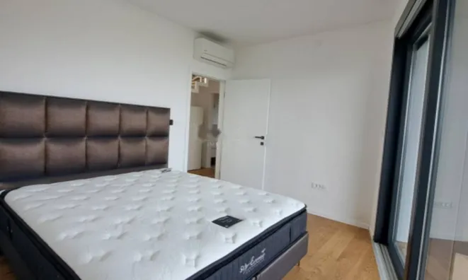 Недвижимость Трехкомнатная квартира в центре: 12