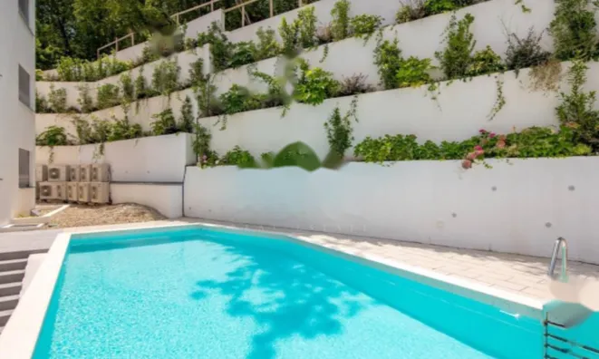 Недвижимость Трехкомнатная квартира в центре: 30