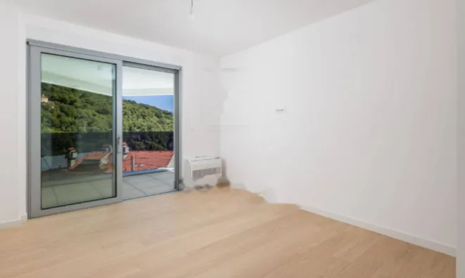 Недвижимость Трехкомнатная квартира, Центр: 6