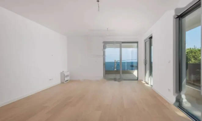 Недвижимость Трёхкомнатная квартира в центре: 1