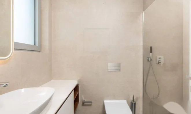 Недвижимость Трёхкомнатная квартира в центре: 13