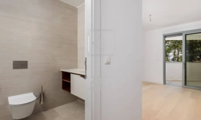 Недвижимость Трехкомнатная квартира в Центре: 12