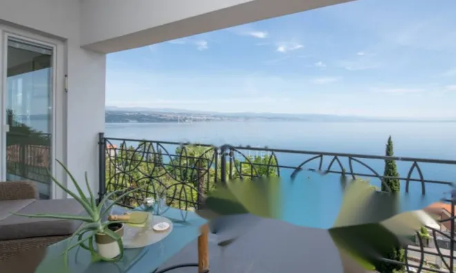 Недвижимость Четырехкомнатная квартира, Центр, Опатия: 1