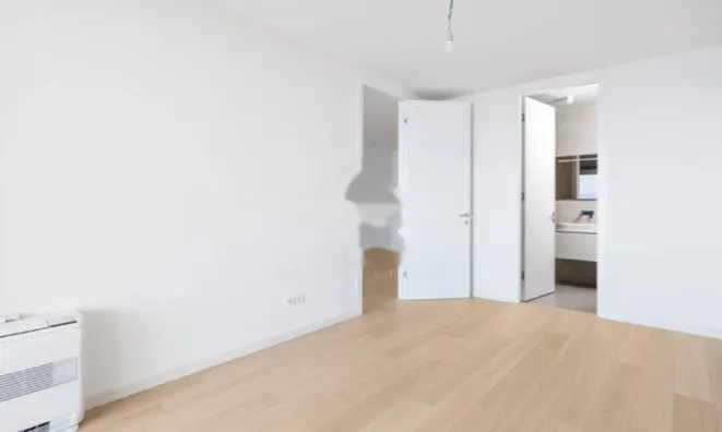 Недвижимость Трехкомнатная квартира, Центр: 15