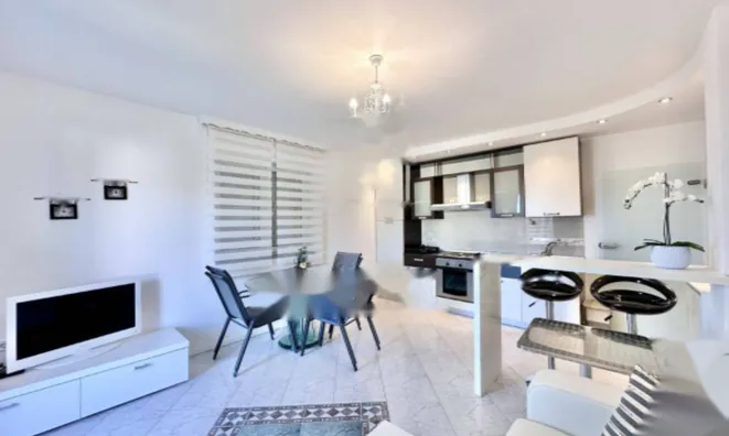 Недвижимость Четырехкомнатная квартира: 5