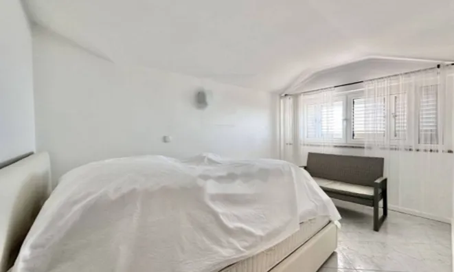 Недвижимость Четырехкомнатная квартира: 13