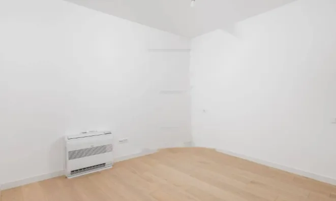 Недвижимость Трехкомнатная квартира в центре: 9