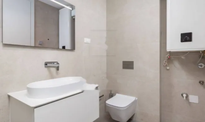 Недвижимость Трехкомнатная квартира в центре: 19