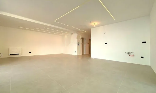 Недвижимость Четырехкомнатная квартира : 1