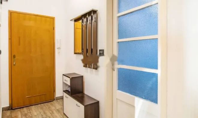 Недвижимость Трехкомнатная квартира в центре: 8