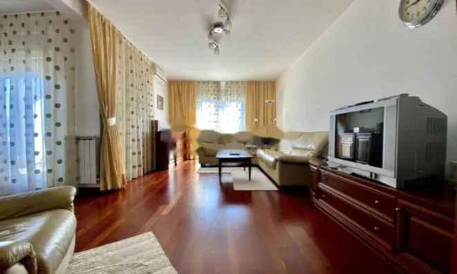 Недвижимость Трехкомнатная квартира Центр: 4