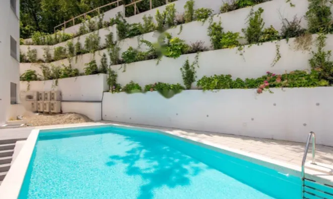 Недвижимость Трёхкомнатная квартира, Центр: 5