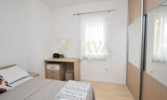 Недвижимость Трехкомнатная квартира в центре: 1