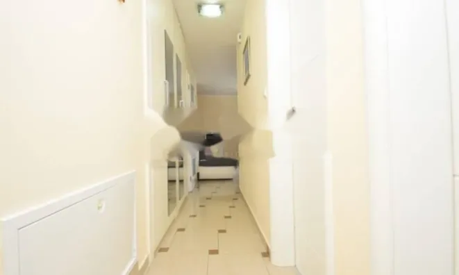 Недвижимость Трехкомнатная квартира в центре: 9