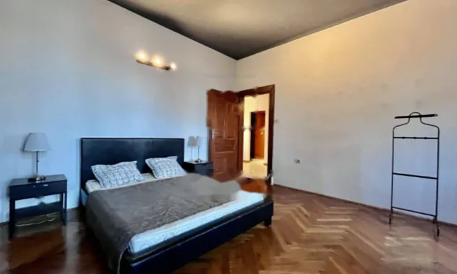 Недвижимость Трехкомнатная квартира в центре: 9