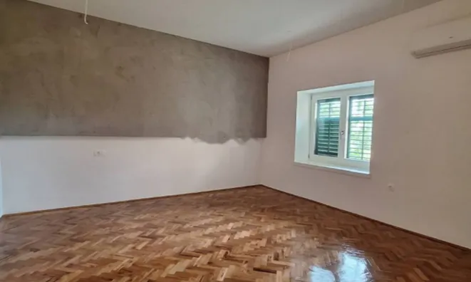 Недвижимость Квартира с подвалом, центр опатии: 8