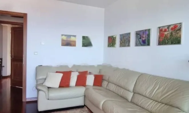 Недвижимость Трехкомнатная квартира в центре: 9