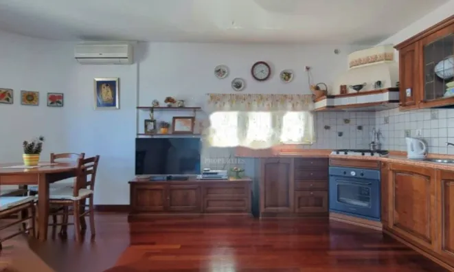 Недвижимость Трехкомнатная квартира в центре: 10