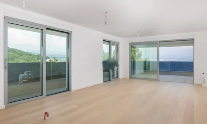 Недвижимость Трехкомнатная квартира, Центр: 1