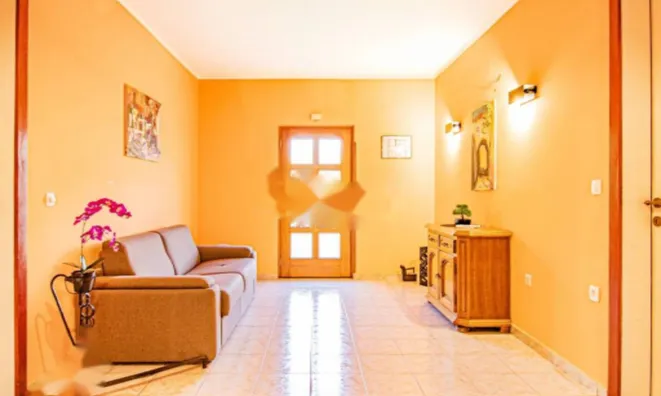 Недвижимость Четырехкомнатная квартира центр: 3