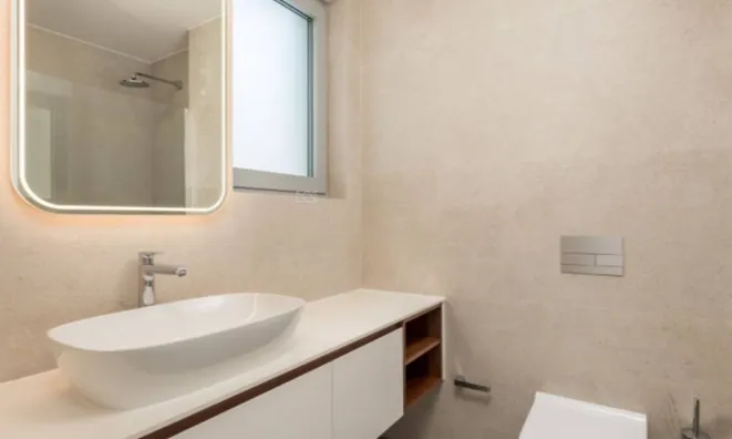 Недвижимость Трехкомнатная квартира в центре: 11