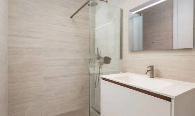 Недвижимость Трехкомнатная квартира в центре: 17